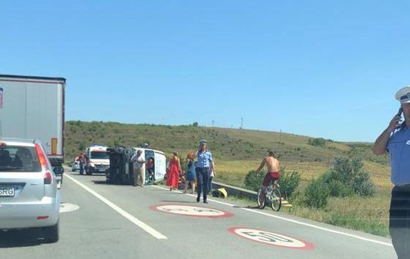 Accident în Vrancea: Un microbuz s-a răsturnat pe DN24. Cinci persoane au fost rănite