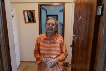 Doamna Maria în pragul ușii apartamentului în care și-a petrecut aproape toată viața