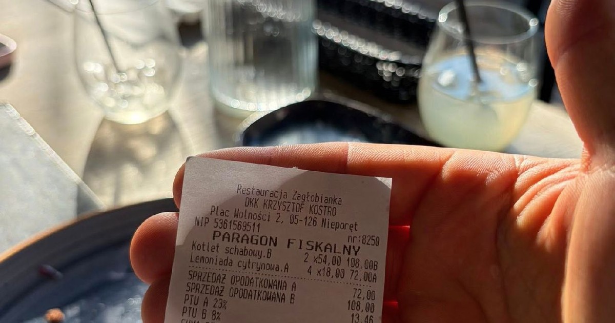 Clientul arată nota de plată pentru carafa de limonadă: 72 de zloți, adică 17 euro