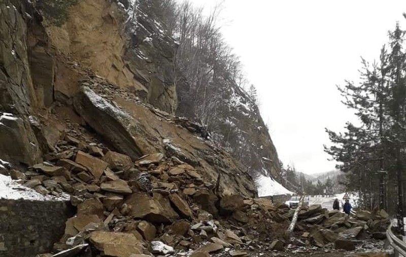 DN 10 este blocat în zona Siriu de 16 ore, după ce o stâncă s-a prăbușit și a blocat drumul. Autoritățile vor să îndepărteze rocile cu explozibil