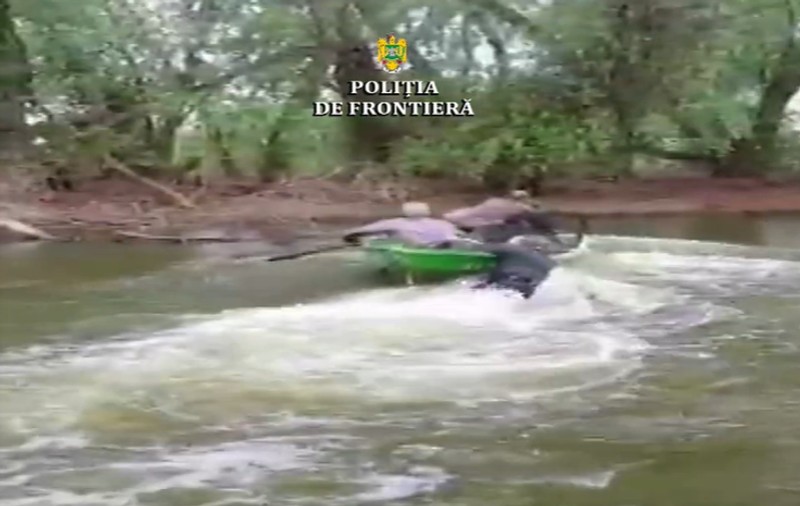 VIDEO  |Doi pescari, acuzați  de tentativă de omor. Au târât cu barca un polițist de frontieră care încerca să-i oprească
