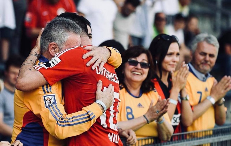 Imagini emoționante de la retragerea internaționalului român Max Nicu. Gol superb la ultimul meci. Familia l-a petrecut în tricourile naționalei României | FOTO