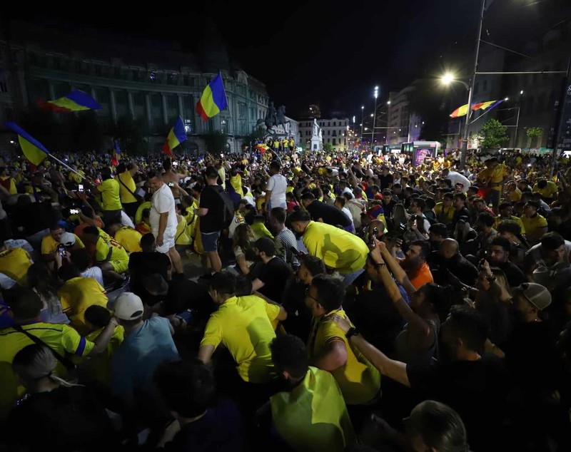 Sărbătoare și la București! Atmosferă incendiară în Piața Universității după ce tricolorii s-au calificat în optimi la Euro 2024