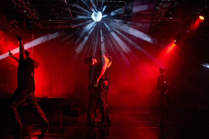 Alexandru Papadopol, Sabrina Iașchevici, Mihai Smarandache și Vlad Bîrzanu în “Delirium”, Teatrul Odeon, foto Adi Bulboacă