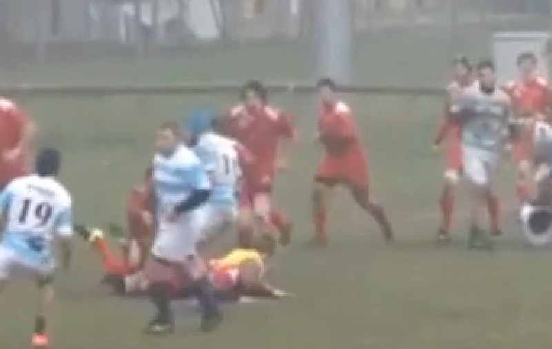 Cea mai tare fază din rugby. Femeia aceasta blesteamă ziua când a decis să se facă arbitru | VIDEO
