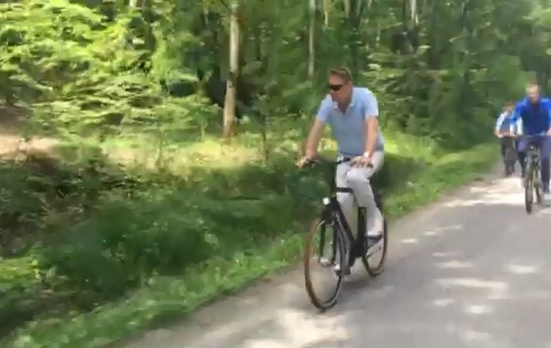 VIDEO Klaus Iohannis a scos SPP-iști la plimbare pe bicicletă