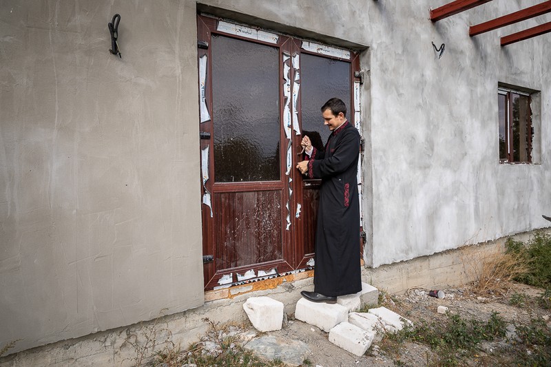 În această casă în construcţie, părintele şi soţia lui vor să-şi aducă familia extinsă