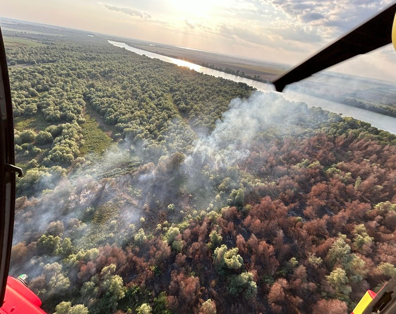 Ard 6 hectare de vegetație uscată în Chilia Veche, Tulcea. Intervine un elicopter Black Hawk