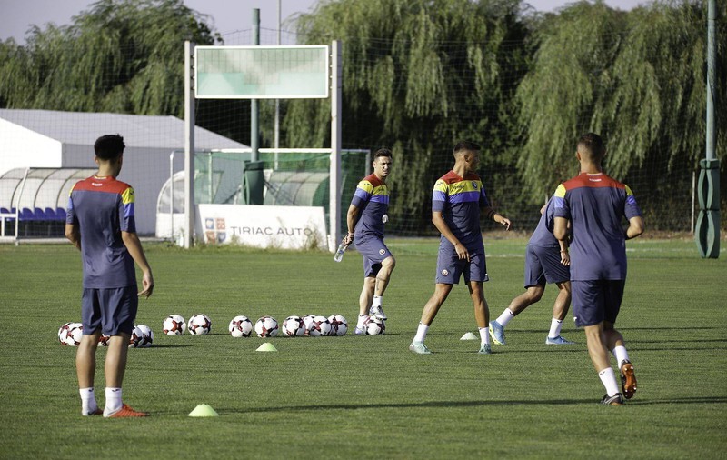 Primul antrenament ca selecționer pentru Mirel Rădoi. Urmează meciurile decisive cu Portugalia și Bosnia-Herțegovina | VIDEO