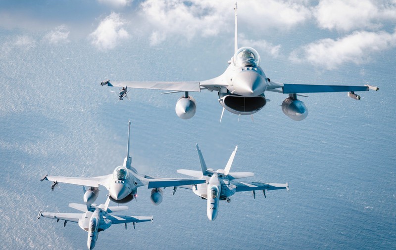 Primele avioane F-16 olandeze au ajuns în România, pentru antrenarea piloților ucraineni