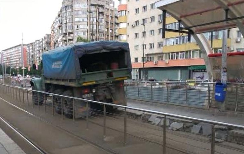 Un camion a distrus refugiul staţiei Obor din Capitală