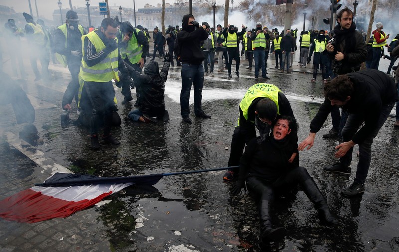 Moartea stupidă a unei franțuzoaice în timpul protestelor „Vestelor galbene”. O grenadă lacrimogenă a lovit-o în timp ce se uita pe geam