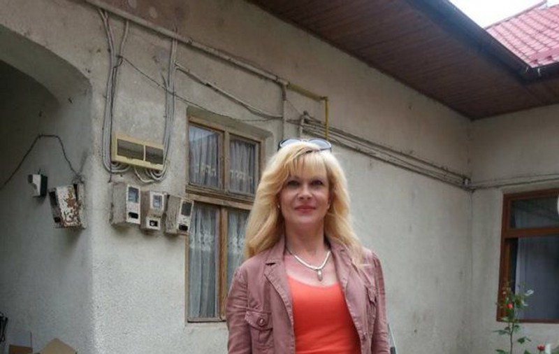 O cântăreață din Cluj-Napoca a căzut într-un canal în timp ce își plimba câinele