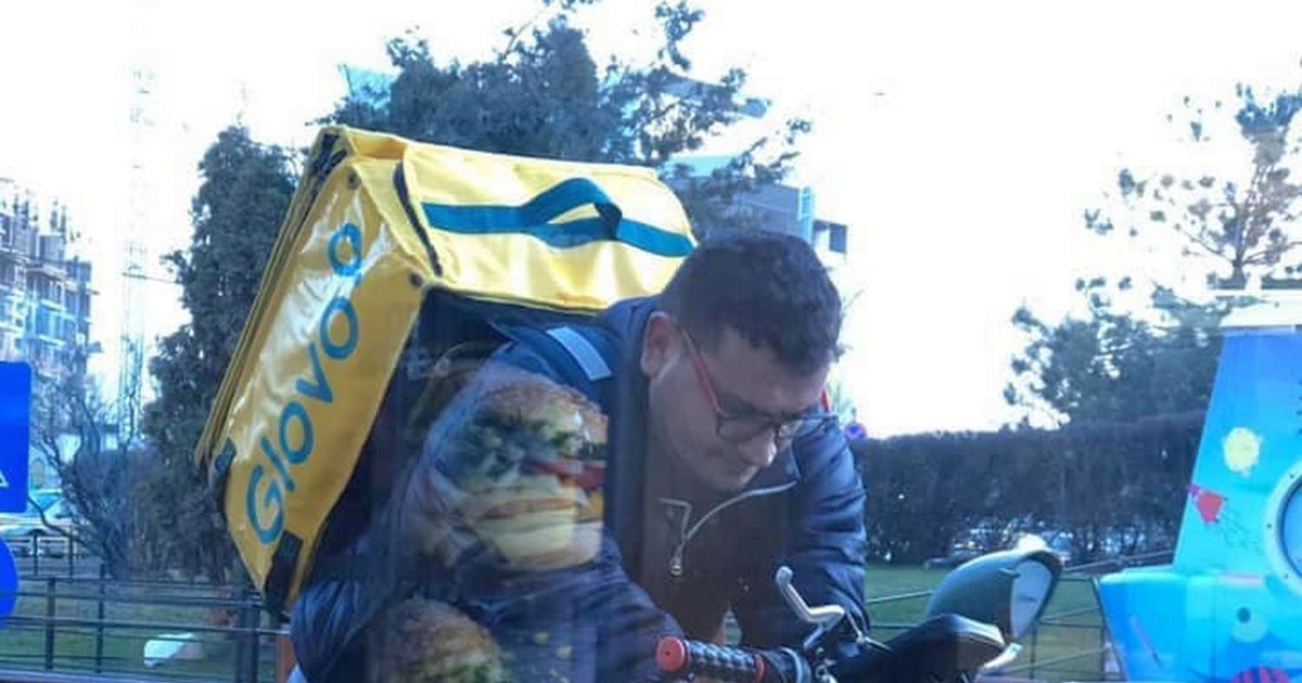 Florin Buricea, pregătindu-se să livreze cu bicicleta mâncarea comandată. FOTO: Facebook