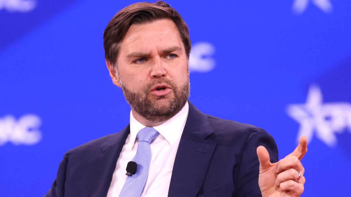 Vicepreședintele american JD Vance arată cu degetele, ca atunci când măsoară ceva