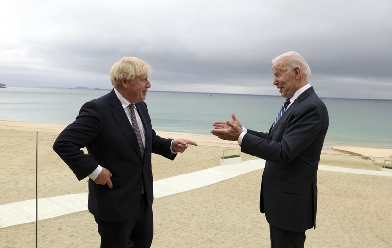 Ce cadou a primit Boris Johnson din partea lui Joe Biden, la prima lor întâlnire. A costat 6000 de dolari