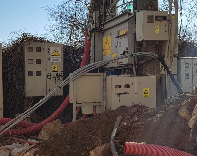 VIDEO/Vecinul s-a cablat la contorul lui: “Au construit tot blocul cu sursă de curent de la noi!”