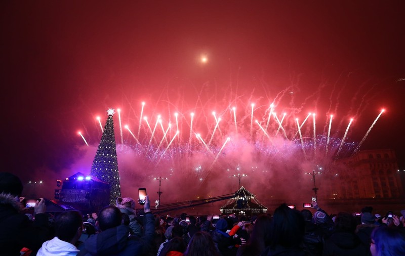 GALERIE FOTO | Am intrat în anul 2019! 60.000 de bucureșteni în stradă în noaptea de Revelion! Focul de artificii din Piaţa Constituţiei a durat 15 minute!