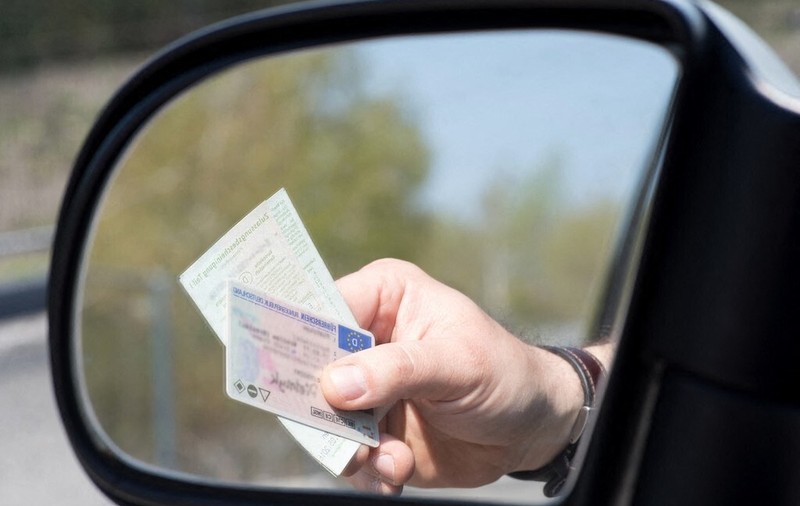 Un muncitor român în Franța plătește de doi ani amenzi de circulație de 50.000 de euro pentru infracțiuni pe care nu le-a comis niciodată