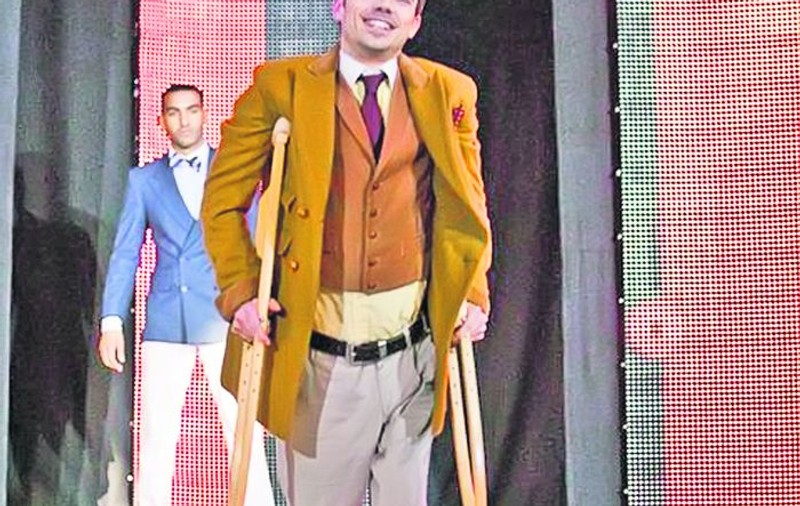Prezintă moda în cârje