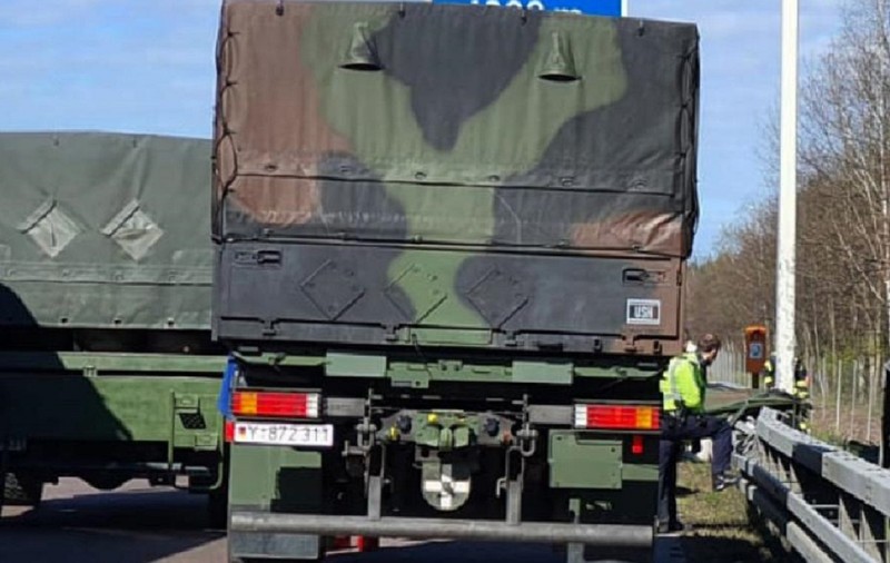 Un șofer român de TIR a lovit un camion dintr-o coloană militară și n-a oprit după accident, în Germania