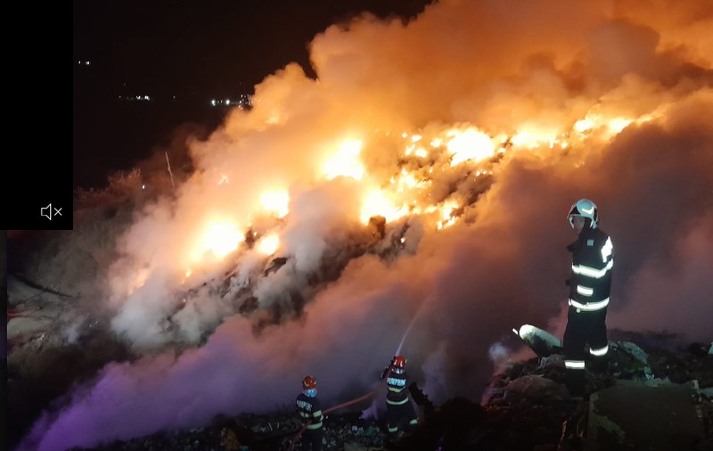 Incendiu cu degajări mari de fum, izbucnit azi-noapte la groapa de gunoi de la Boldești-Scăeni, lângă Ploiești. A fost emis mesaj RO-Alert