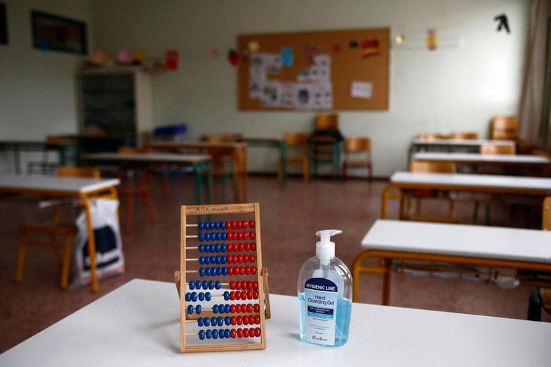 Elevii vor găsi în prima zi de școală și dezinfectant pe bănci | Foto: EPA