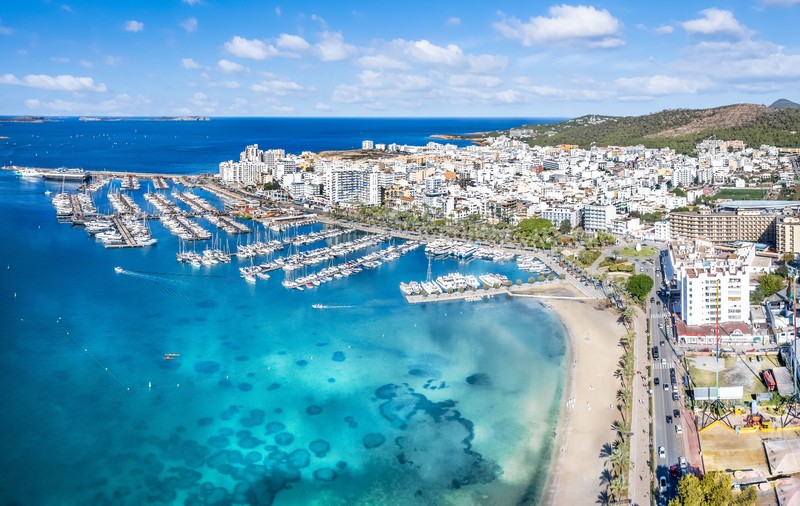 Insula petrecerilor din Mediterană a devenit inaccesibilă pentru localnici: oamenii se mută în mașini și corturi pentru că nu își permit chiria