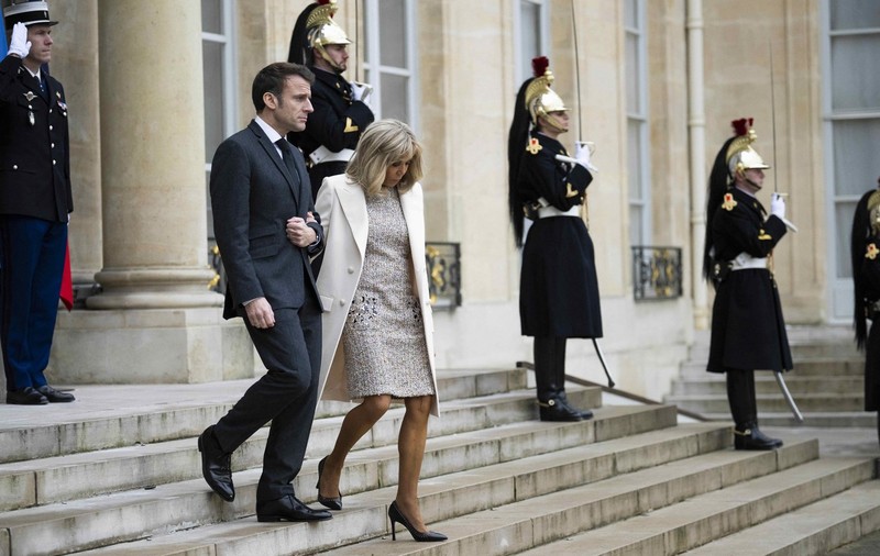 Două femei din Franța, amendate fiecare cu 2.000 de euro, pentru că au răspândit zvonurile că Brigitte Macron s-ar fi născut bărbat