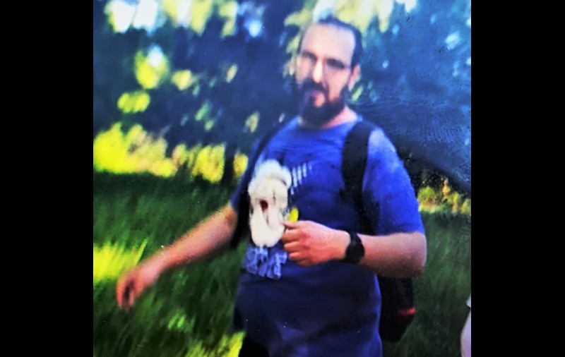 Bătrân bătut cu sălbăticie în sectorul 6 din București. Poliția cere ajutorul cetățenilor pentru identificarea agresorului