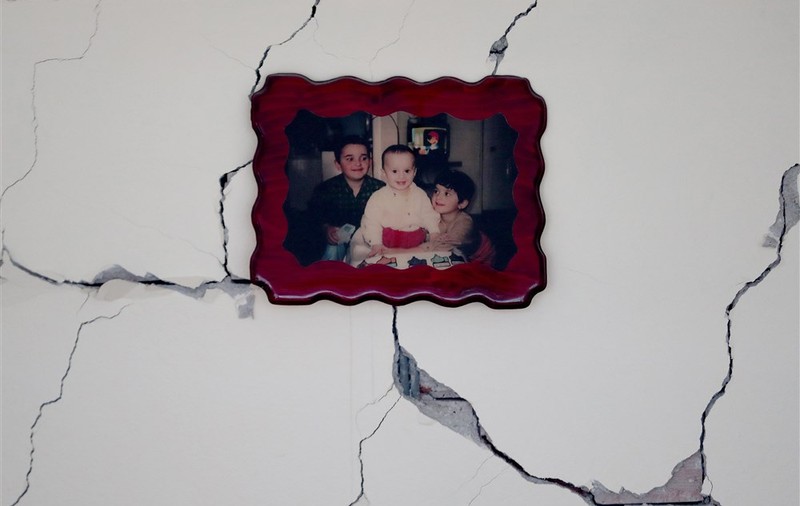 Băiețel de 3 ani, scos teafăr de sub dărâmături în Siria. Întreaga lui familie a fost ucisă însă de cutremur