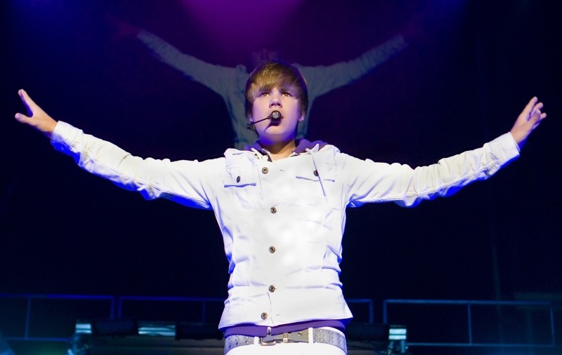 Justin Bieber se vindecă de boli, uitându-se la femei frumoase
