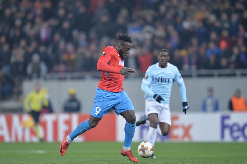 Harlem Gnohere, în echipament roșu-albastru, a marcat golul victoriei pentru FCSB în partida cu Lazio, disputat în 16-zecimile Ligii Europa, joi 15 februarie 2018, pe Arena Naițonală din București. ALEXANDRU DOBRE / MEDIAFAX FOTO
