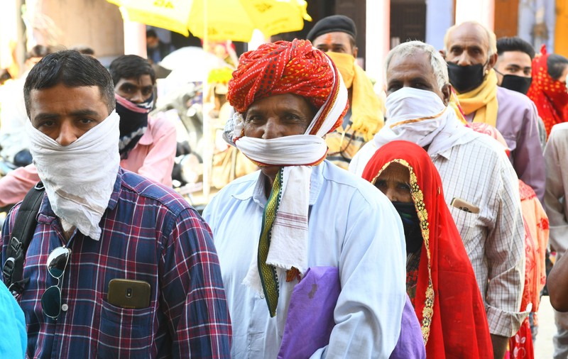 Vecinii au mers cu trupul neînsuflețit al unui indian la bancă, pentru a obține bani pentru incinerare