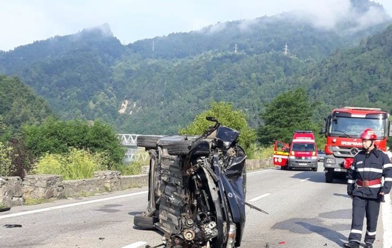 Mamă şi fiică, rănite într-un accident din Vâlcea după ce mașina pe care o conducea femeia a lovit un cap de pod