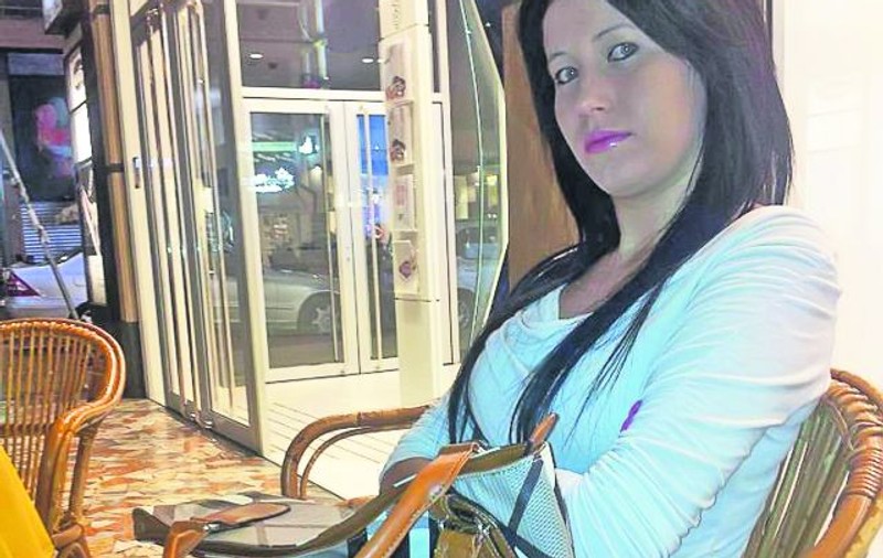 Cu lacrimi în ochi, bunica româncei ucise de un italian în timpul unui joc erotic povesteşte ce o sfătuia pe fată: «Vino acasă, nu mai umbla după avere»