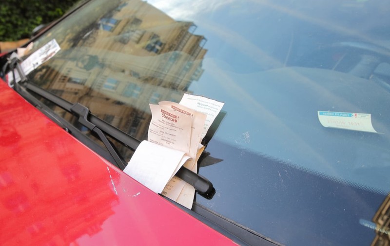 O tânără s-a trezit cu amenzi de parcare și datorii de aproape 5.000 de euro, deși nu avea mașină sau permis de conducere