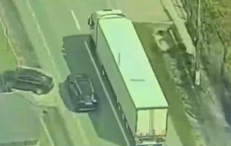 Un șofer teribilist din Cluj, amendat cu 5.000 lei și lăsat fără permis după ce a fost filmat din elicopter când încălca legea