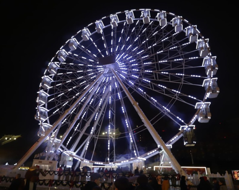 Cât costă o porție de fasole cu ciolan la Târgul de Crăciun din Piața Constituției (București). Are același preț ca sărmăluțele cu mămăliguță