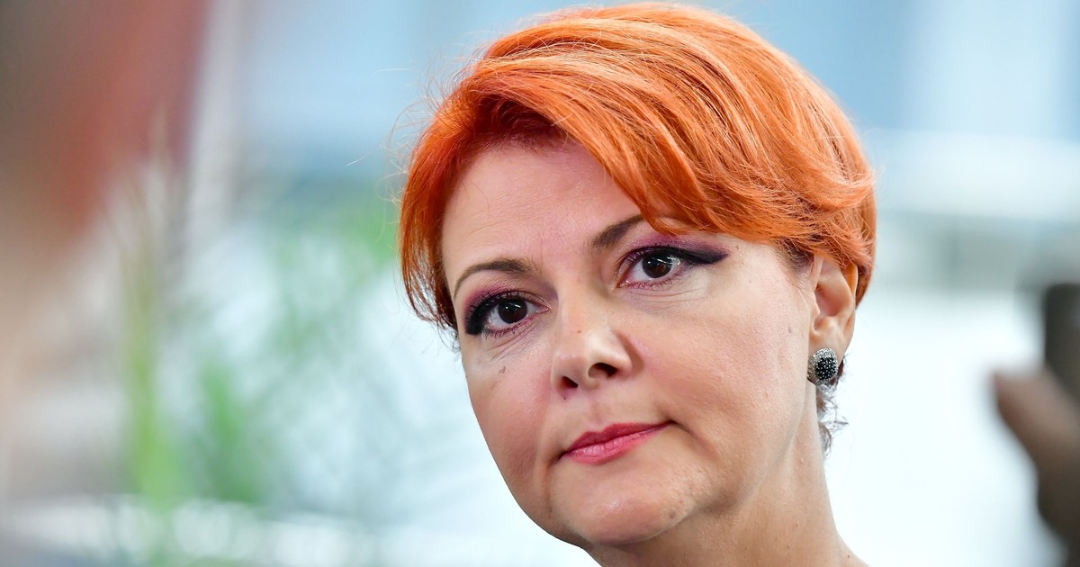 Primarul Municipiului Craiova, Lia Olguta Vasilescu, sustine o conferinta de presa la Centrul Multifunctional actualul sediu al Primariei, 12 august 2021.