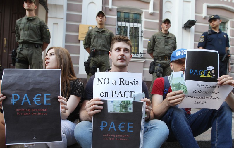 Rusia e reprimită în Europa drepturilor omului și a democrației, deși le calcă în picioare pe amândouă