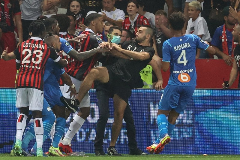 Haos pe terenul celor de la OGC Nice. Foto: Profimedia