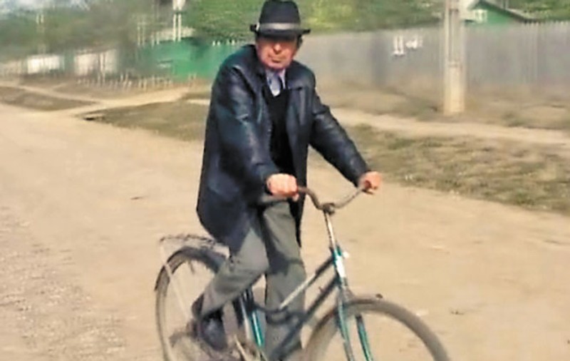 Domnu' învăţător a făcut pipi în faţa elevilor