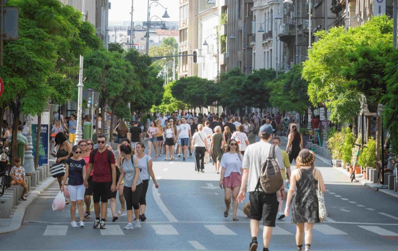 Calea Victoriei, noul magnet al adolescenților. Dar cât îi costă să se distreze