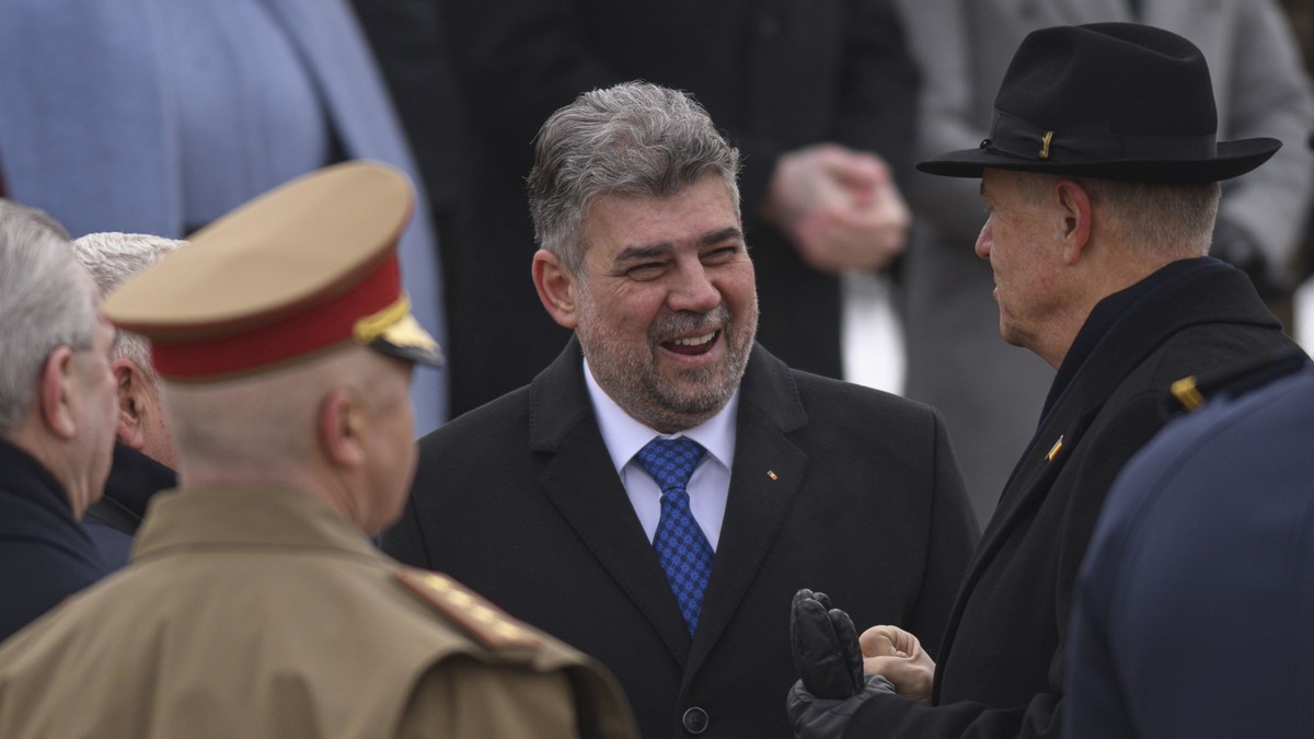 Premierul Marcel Ciolacu, șef al PSD, se amuză într-o discuție cu președintele Klaus Iohannis. ALEXANDRU DOBRE/ MEDIAFAX FOTO