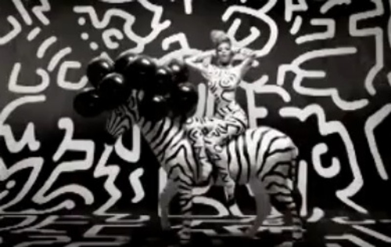 Video / Rihanna, călare pe o zebră în noul videoclip