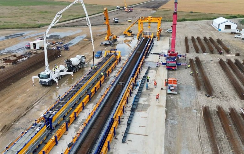 Fabrică de grinzi și stații de beton și asfalt, pregătite pe șantierul lotului Joseni - Ditrău din Autostrada Unirii A8