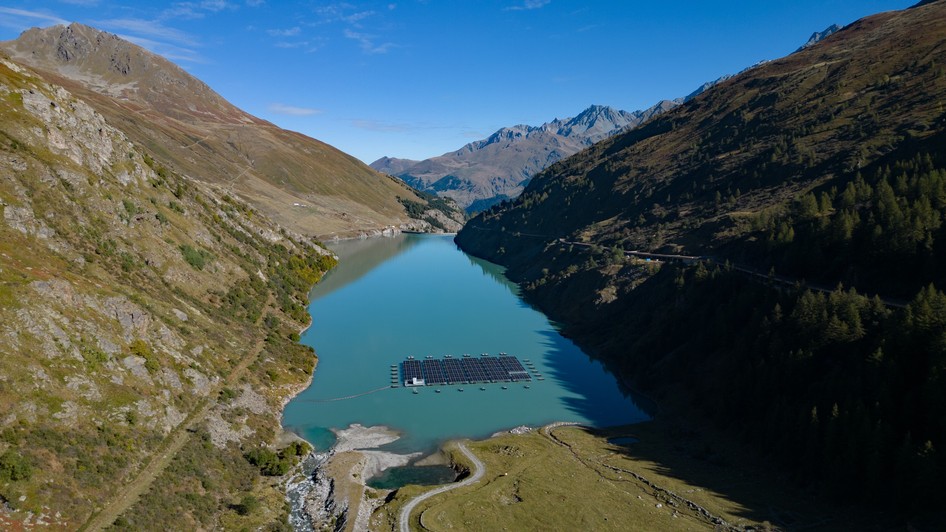 Vedere a lacului de acumulare „Lac des Toules” din Alpii Elvețieni, alături de parcul solar plutitor
