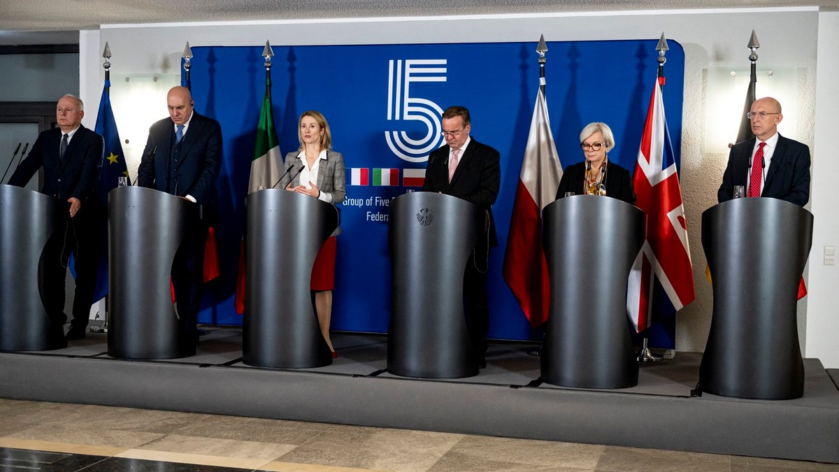 Miniștrii apărării din Grupul celor cinci, plus Kaja Kallas, a doua din stânga Foto: Profimedia