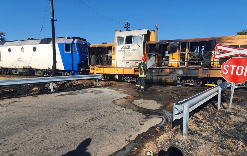 Locomotiva unui tren cu pasageri din Bihor a luat foc. Mecanicul i-a ajutat pe pasageri și a ajuns la spital cu arsuri de gradul II